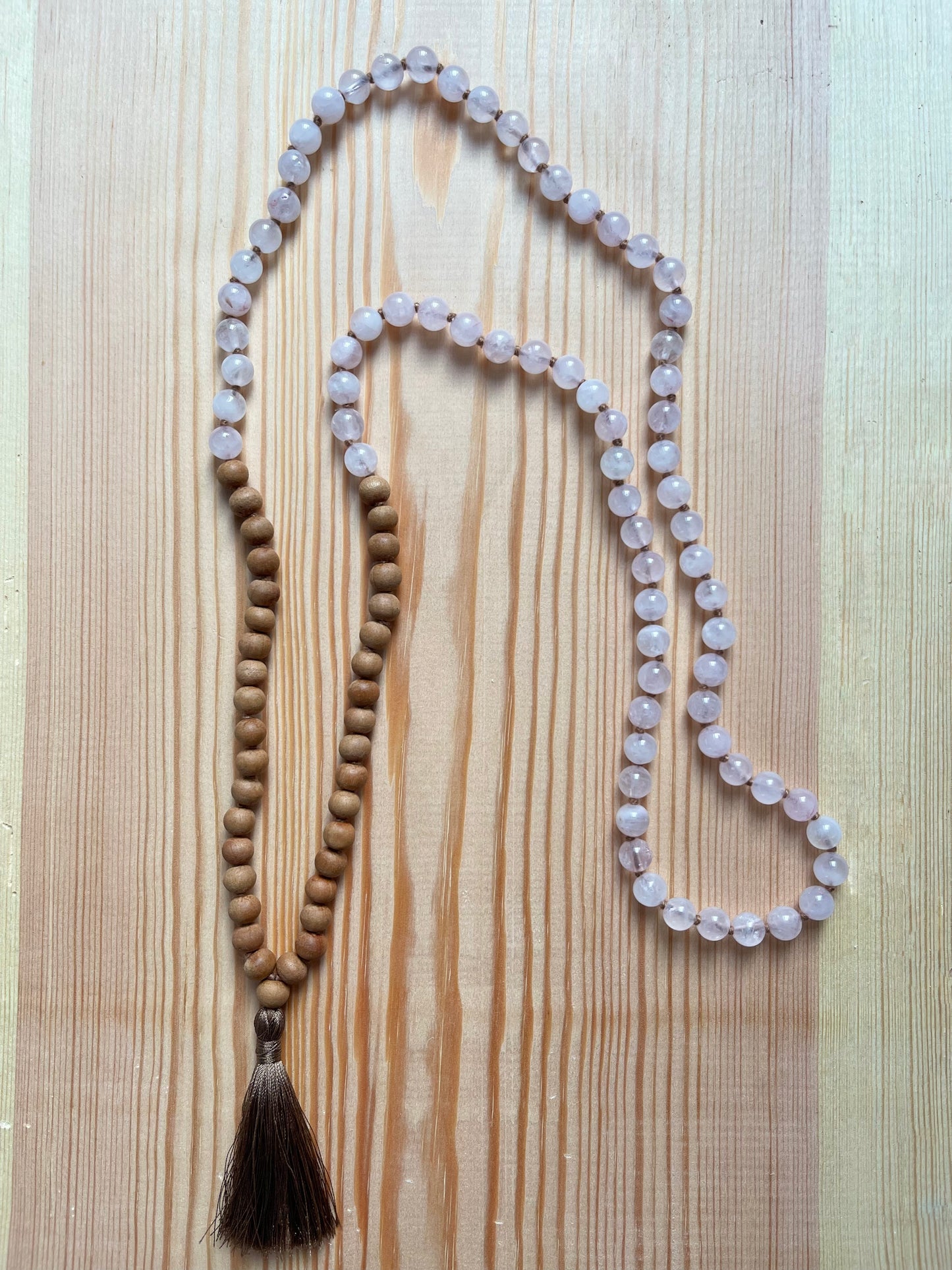 Rosenquarz mit Sandelholz Mala