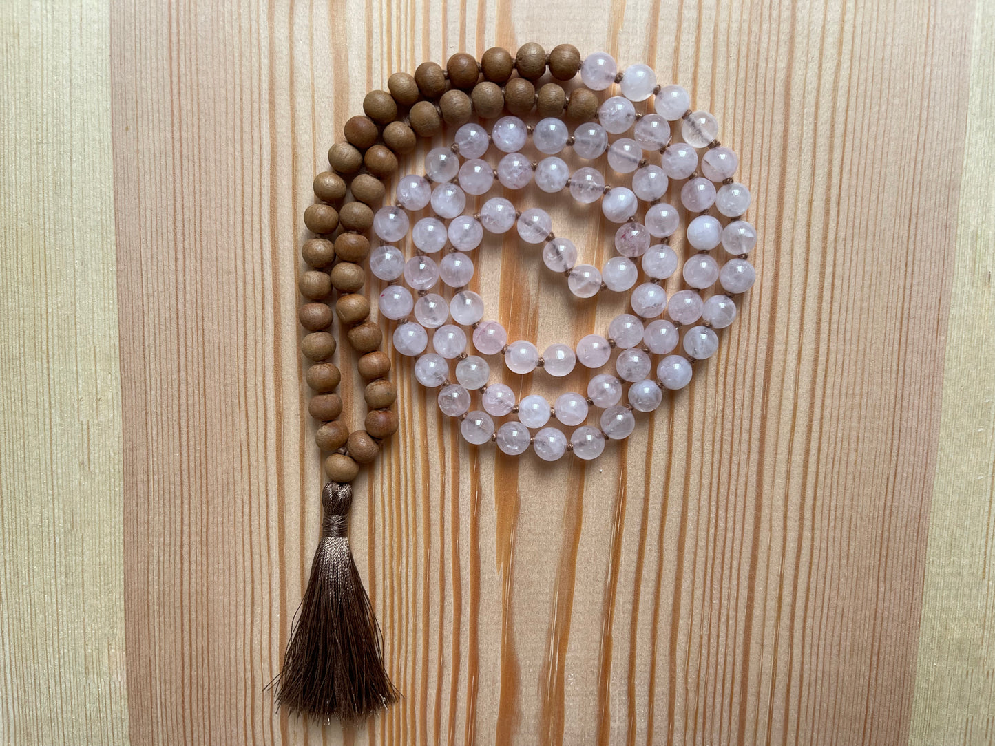 Rosenquarz mit Sandelholz Mala